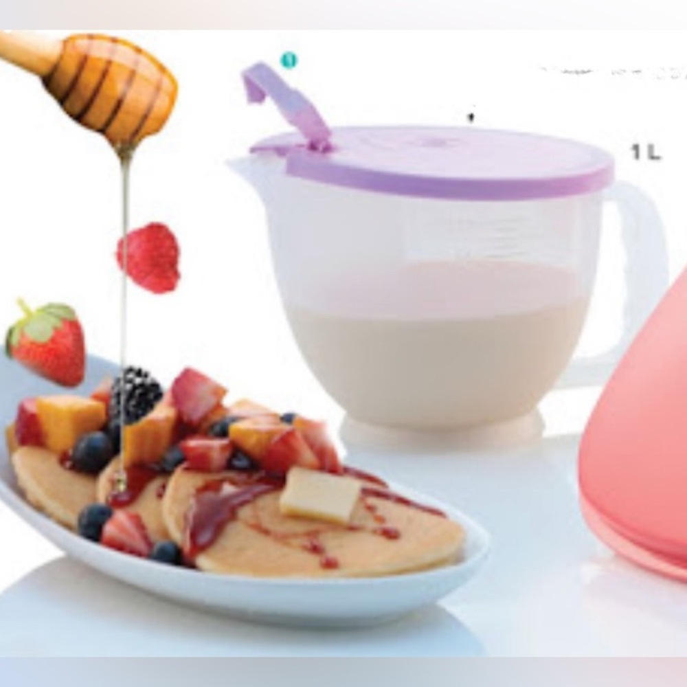 Tupperware Classic Mix-N-Store Plastic Pitcher 1 Liter purple Lid